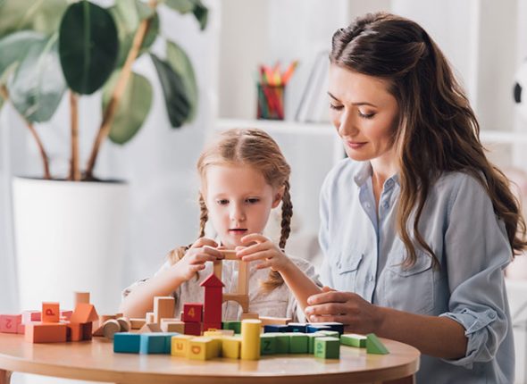 3-psychologist-playing-blocks-with-little-child-with-F2EXVUL